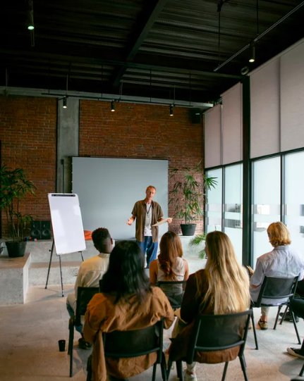 Facilitador dictando un taller de capacitación a un grupo de personas
